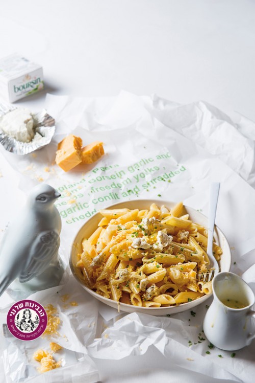 פסטה שמנת, חלמונים מביצי חופש, שום קונפי, בורסיין שום, עשבי תיבול וצ׳דר מגורדת | צילום: בן יוסטר