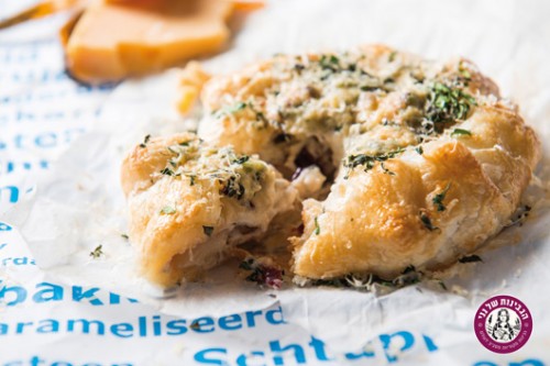 מאפה בצק עלים, בצל מקורמל, פיצוחים, וגבינת טרטר | צילום: בן יוסטר