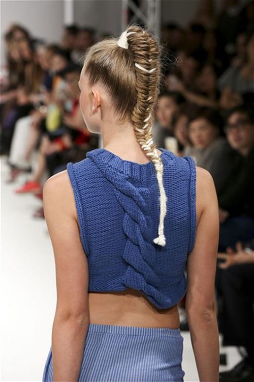 צמה בתוך קוקו בדוגמת "חיטה". Label M מתוך שבוע אופנה לונדון לקיץ 2015 | צילום: יח"צ