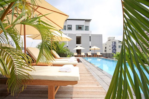 עשר מיטות שיזוף בלבד בבריכת מלון הבוטיק קבושון | צילום: יח"צ