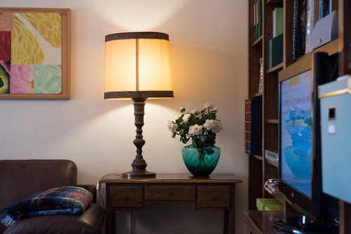 כפריקית של אינטימיות, אלי למר גינזבורג מרבה לשלב פריטי עץ בבית, וגם כי זה מזכיר לה עור | צילום: נמרוד סונדרס