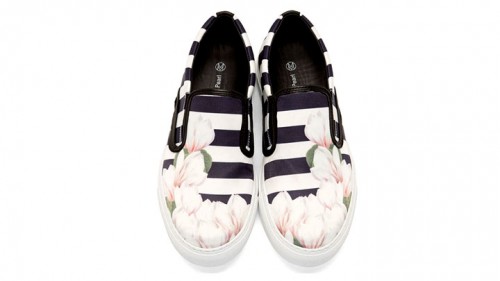 נעלי סליפ און של המותג Mother of Pearl | צילום מתוך האתר www.ssense.com נעלי סליפ און של המותג Mother of Pearl | צילום מתוך האתר www.ssense.com