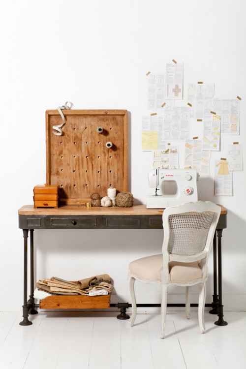 שמירה על סקאלת צבעים מצומצמת מאפשרת לשלב פריטים בסגנונות שונים ולשמור על מראה שלם והומוגני. פינת מלאכה בעץ ולבן | צילום: בועז לביא