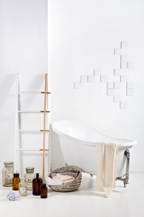 צבעים דוחי רטיבות מאפשרים להשתמש באריחים כאלמנט עיצובי בחדר הרחצה ולגוון עם אופן הדבקתם על הקיר. חדר אמבטיה בלבן | צילום: בועז לביא