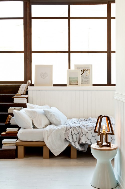 הדפסים ממוסגרים תורמים רבות לעיצוב החלל ולא חייבים לתלותם על הקיר. חדר שינה בלבן | צילום: בועז לביא