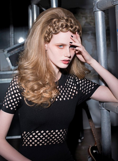 צמה צמודה כמו כתר לקו המצח. יגאל סיץ' ללוריאל פרופסיונל| צילום: עידו לביא