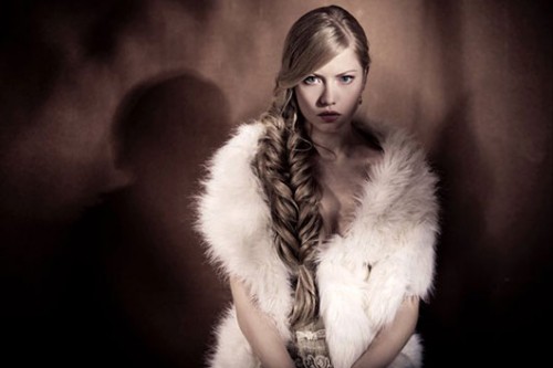 לפנים מאורכים – צמה מרושלת או מהצד, בשזירת ״חיטה״, עיצוב שיער אמיר אליהו | צילום: יח"צ