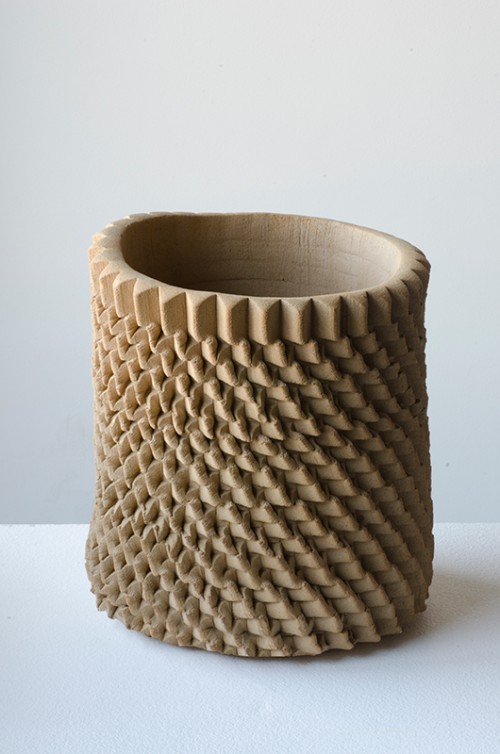 אובייקט מגוש חמר המפוסל במכות פטיש במכונות Low-Tech עיצוב: Floris Wubben | צילום: יח"צ