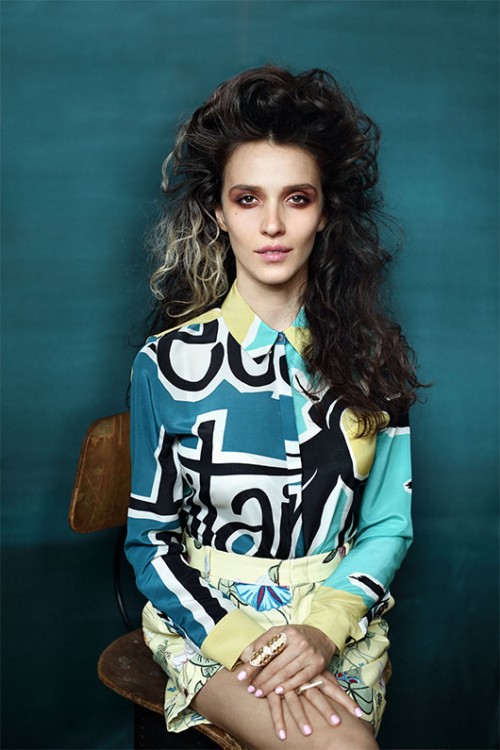 חולצה ברברי, מכנסיים גוצ׳י טבעות יעקובוב דיאמונד קוטור | צילום: אייל נבו