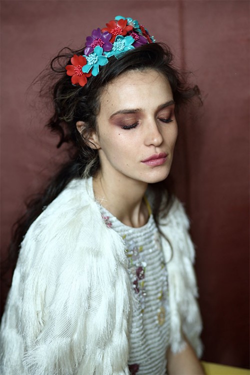 חולצה ועליונית טופשופ, קשת לשיער קרן וולף | צילום: אייל נבו