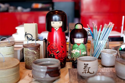 פריטים מסורתיים ואותנטיים בייבוא מיוחד מיפן לצד כלי קרמיקה, תכשיטים ואביזרי טקסטיל של מעצבים ישראליים. נוק | צילום: בועז לביא