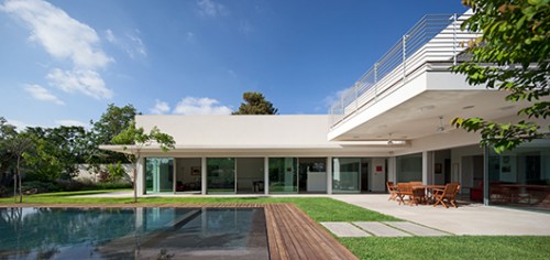 אופן הצבת המבנה במגרש והיחסים בינו לבין שטחי החוץ משפיעים על התנהגות הצל ועל היכולת ליהנות מן החוץ בבית ברמת השרון | צילום: עמית גירון 