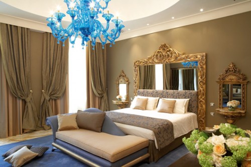 הרהיטים האיטלקיים נבחרו בקפידה ונברשות מזכוכית מוראנו מאירות את החדרים. צילום: Boscolo Budapest, Autograph Collection