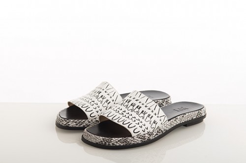 כפכפי קיץ עם הדפסי גמלי של שני לקס עם דקלה לבסקי | צילום: ינאי מנחם 