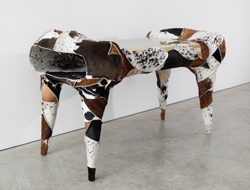 Boca Shelf: יריעות עור פרה תפורות בשיטת טלאים מסורתית ועוטפת שלד אלומיניום ופיברגלאס. עיצוב: האחים קמפאנה | צילום: גלריית פרידמן בנדה ניו יורק 