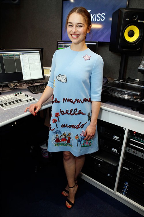 חלאס חאליסי. אמילה קלארק בדולצ'ה וגבאנה, אירוח בתחנת רדיו | צילום: GettyImages