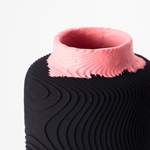 כלים בהדפסת תלת ממד עם ציפוי גומי המתבסס על שיטת עבודה יפנית-מסורתית. עיצוב: Jun Murakoshi | צילום: Experimental Creations Home Decor