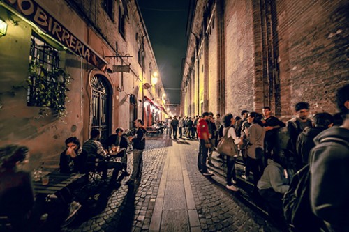 ברי יין, מוזיקה ופרושוטו בסמטאות פרארה | צילום: לשכת התיירות של אמיליה רומנה