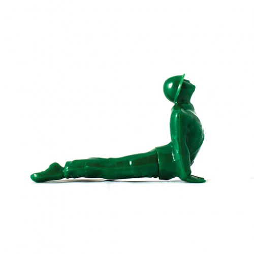 החיילים של  דן אברהמסון מתרגלים יוגה על שולחן העבודה | צילום: יח"צ 