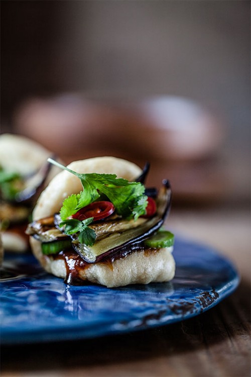 צובטים חזק את הקצה כדי שתישאר סגורה. אל תדאגו אם היא לא יוצאת מושלמת, העיקר שתהיה טעימה | צילום: זהר רון