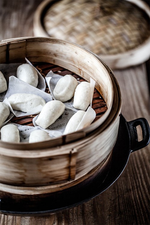 את הלחמניות האלו נהוג לעצב כמו לאפה אליפטית קטנה ואז למלא אותה כמו סנדוויץ' | צילום: זהר רון