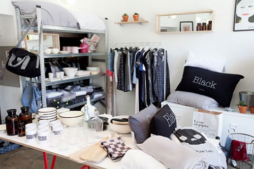 שימש בעבר כחנות פופ אפ למעצבים צעירים, כיום בחנות פריטים של אמנים ומותגים מקומיים שנבחרו בקפידה. meanwhile | צילום: בועז לביא