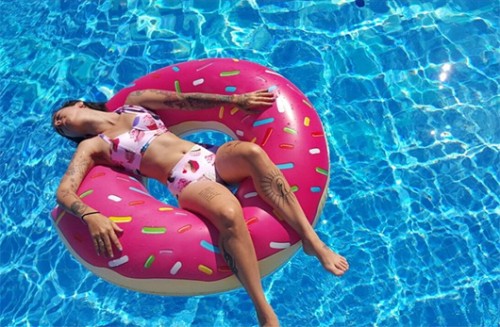 הבחורה והדונאט. שירנקה | צילום מתוך האינסטגרם של שירן כדר מילר @shiranka