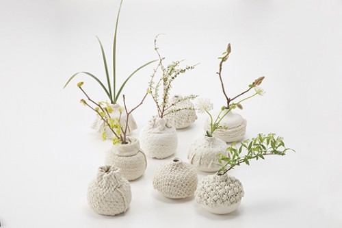 כלי פורצלן עם טקסטורה של סריגי טקסטיל. עיצוב: Kentaro Kudo | צילום: Experimental Creations Home Decor