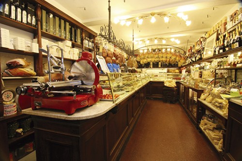 יש כאלו בכל פינה וסמטה. מעדנייה איטלקית טיפוסית | צילום: לשכת התיירות של אמיליה רומנה