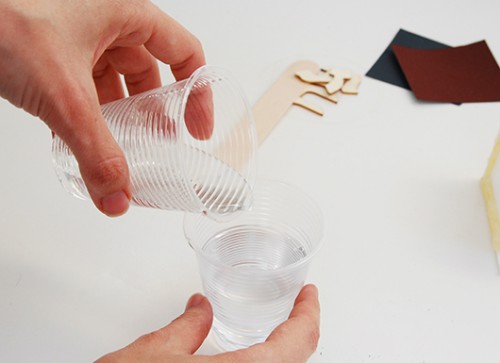 שלב 2: מערבבים את האפוקסי עם חומר מקשה | צילום: דילה באירמוב