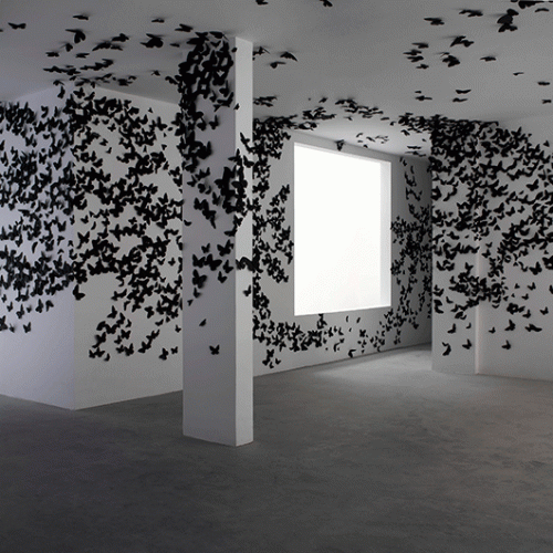 Carlos Amorales "ענן שחור", 2007, טכניקה מעורבת ומידות משתנות. באדיבות מוזיאון ישראל, ירושלים. צילום: עודד לבל