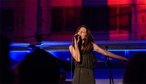 אפרת גוש בהופעה | צילום: עדי עופר אפרת גוש בהופעה | צילום: עדי עופר