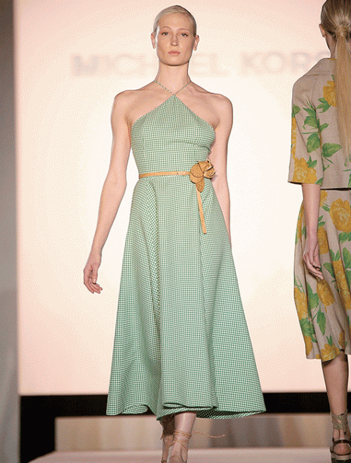 תצוגת מייקל קורס קיץ 2015 | צילום: GettyImages