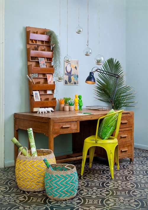 מיטה זוגית מעץ טיק, 6,550 שקלים; שרפרף טיק, 550 שקלים; ארגז מסע, 4,800 שקלים; כיסא בר צבוע, 660 שקלים; פעמוני פליז: קטן 95 שקלים, גדול 120 שקלים. חדרים # שמלה עם הדפס, 550 שקלים. Precious # ראש פלמינגו מעיסת נייר, 690 שקלים; מנורת אננס, 460 שקלים. ג'ולות # ציפית ירוקה, 105 שקלים; כריות נוי, 165־225 שקלים. קאס אוסטרליה # כיסוי מיטה זוגי דו צדדי, 690 שקלים. ג'ינג'ר 