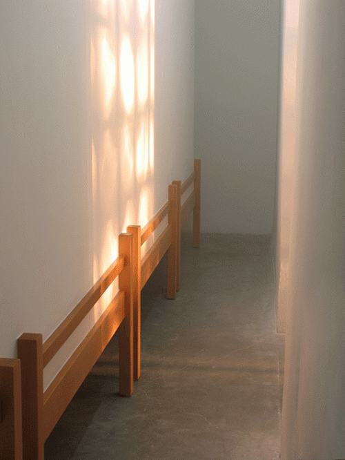 "מיטות", 2004, 3X3X4.5 מ' מתוך התערוכה "יותר מזה", גלריה זומר, תל אביב   צילום: רמי מימון