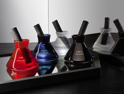 בין העיצובים של טום דיקסון, מפיץ ריח בעל מוט פחם שמחליף את המקלות הסטנדרטיים