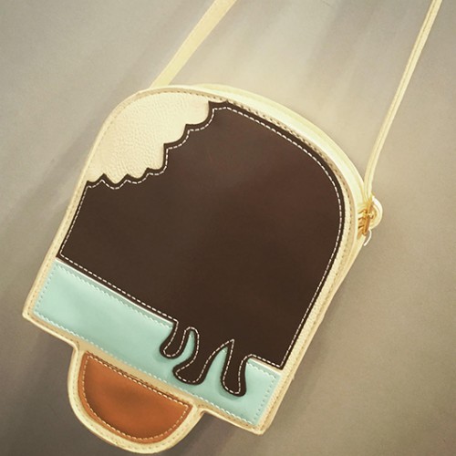 תיק בצורת שלגון. טופ טן אקססוריז | צילום: עינת שחק 