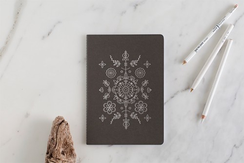 מחברת ברקמה בלקנית של papercul | צילום: גל בן זאב