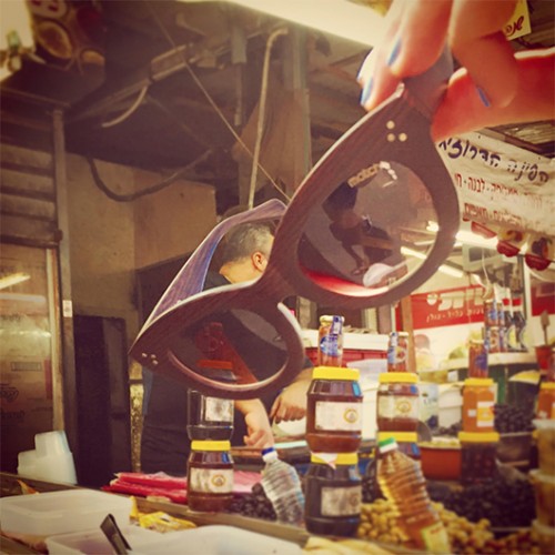 משקפי שמש עם מסגרת עץ | צילום: עינת שחק