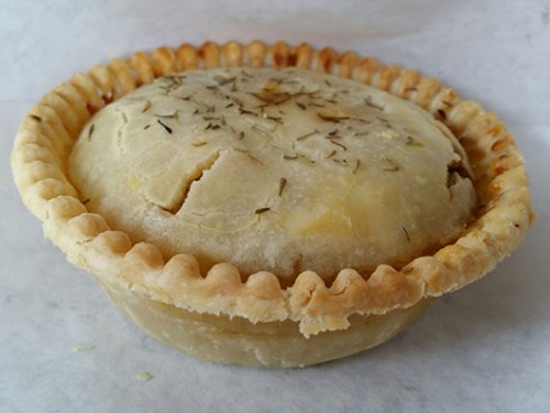 פאי סטייק (Steak and kidney pie) בסגנון בריטי שהבשר בו מבושל עם בירה גינס | צילום: שרון בן דוד