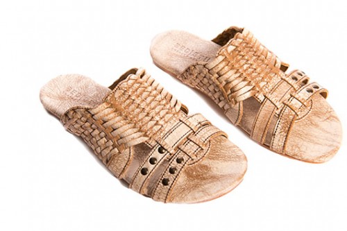 נעליים 749 ש"ח | צילום: גיא כהן