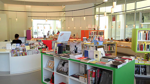 רשת חנויות ספרים עם שני סניפים השוכנים זה לצד זה בחללי המוזיאונים Macba ו־Cccb. רשת Laie | צילום: יח"צ 