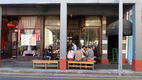 הספסלים מחוץ לקפה הלו סיילור | צילום: ולריה גאסלב