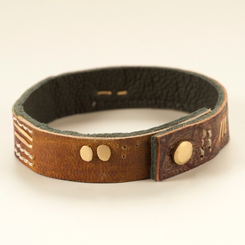 לא צמיד, תיק עור אפריקאי ישן של אגס ותמר | צילום: דודי ארדון 