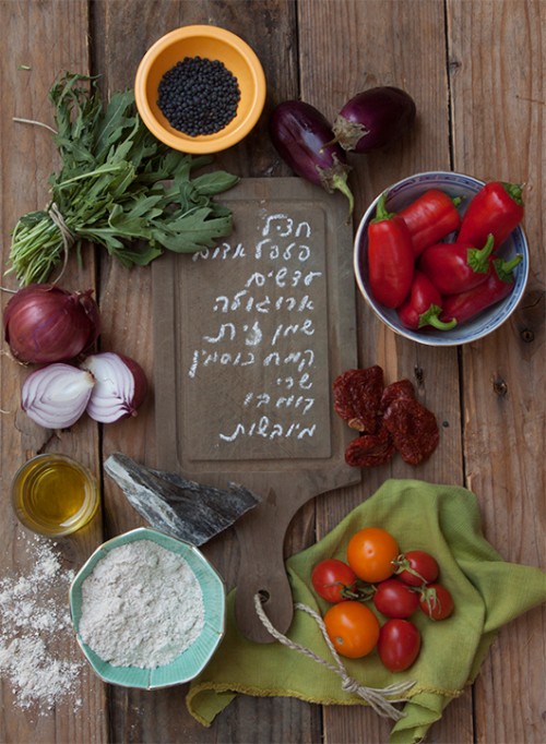 החומרים לפיצה בריאה ללא שמרים | צילום: טלי חנוך