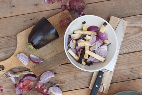 החומרים לתוספות לפיצה: בצל סגול וחציל | צילום: טלי חנוך