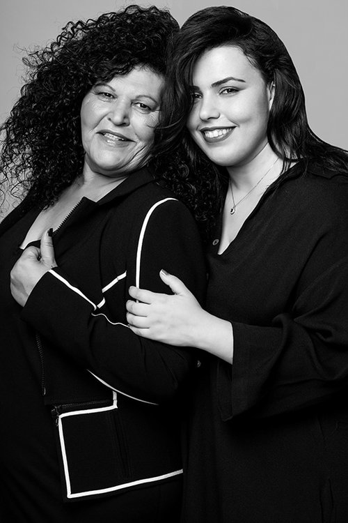 מרגלית ז׳קט וחולצה רזיאלה, מרסל שמלה אלמביקה, שרשרת יעקובוב | צילום: רון קדמי