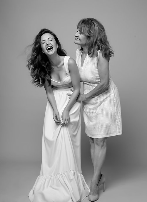 טיבה שמלה קארן אוברזון נעליים סטיב מאדן, נלי טופ וחצאית פיו פיו | צילום: רון קדמי