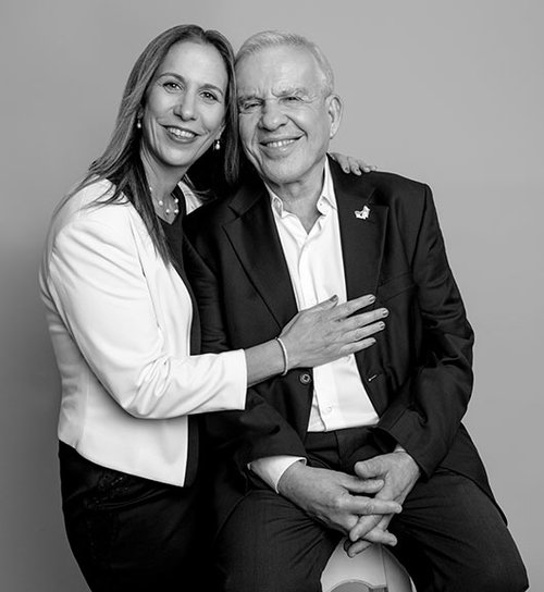 אלי חליפה וחולצה טומי הילפיגר, סיגל ז׳קט ושמלה H&amp;M, תכשיטים אוסף פרטי | צילום: רון קדמי