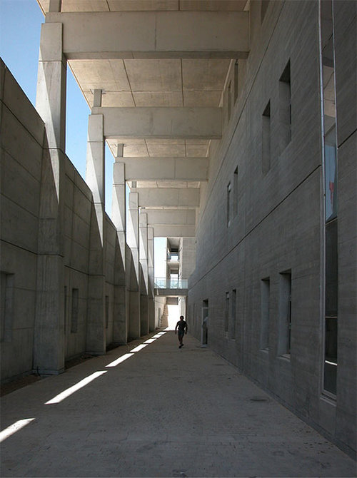 בית ספר לפיזיקה באוניברסיטת בין גוריון בנגב. התייחסות לאקלים המקומי באמצעות בחירת החומרים ויצירת חצרות פנימיות ומעברים מוצלים. צילום: דני לזר